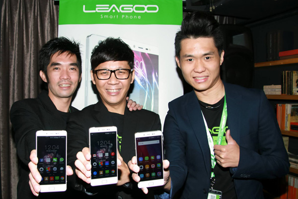 (L-R) Yiau Chee How, Business Development Manager, LEAGOO Malaysia, Calvin Chan, CEO, LEAGOO Malaysia and Eric Wong, Product Manager, LEAGOO Malaysia with the newly launched Elite 1.