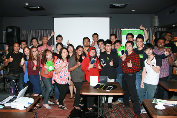 A group photo of LEAGOO Malaysia's team together with the local media that attended the media gathering.