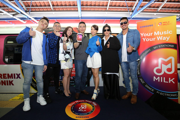 Lee Jui Siang, Vice President Mobile, IT and Digital Imaging of Samsung Malaysia Electronics (fourth from left) and Charmayne Chung, Content and Services Manager, IT & Mobile Business Unit, Samsung Electronics Malaysia (third from left) introduces the Samsung Milk Music application, exclusively for Samsung Galaxy users.