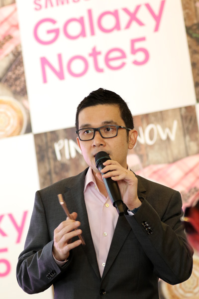 Julian Thean, Product Marketing Manager, IT and Mobile Business Unit, Samsung Malaysia Electronics, introducing Samsung’s new colour addition for the Note5, Pink Gold.