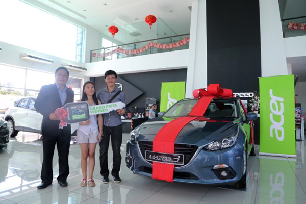 Perry Chong (R), Branch Manager of Acer Sales and Services Sdn Bhd (Kota Kinabalu) presenting the grand prize winner with the mock key to the new Mazda 3.
