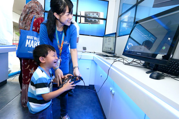 The Intel® IOE tour welcomes all Intel employees, their family and friends as well as university partners to experience Intel’s technology.