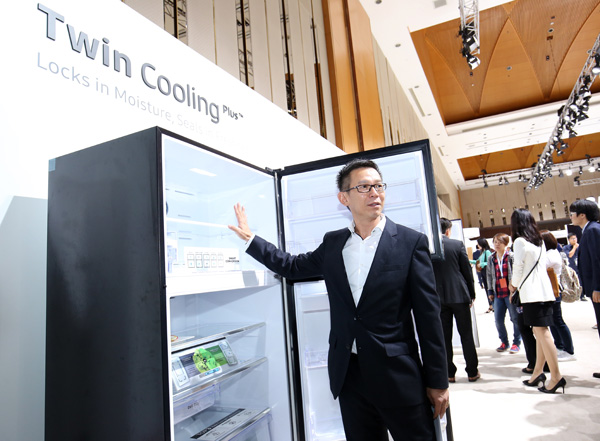Jimmy Tan, Head of Consumer Electronics, Samsung Malaysia Electronics presenting the new refrigerator, Twin Cooling Plus.