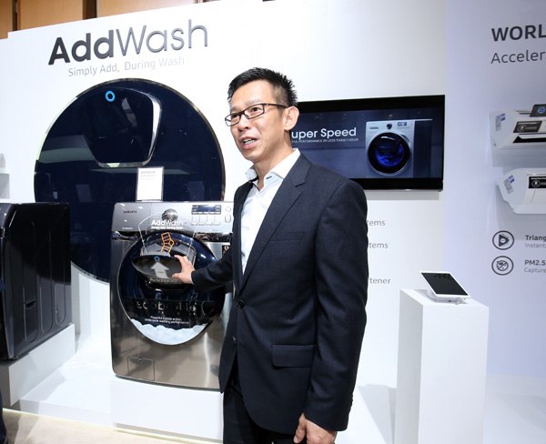 Jimmy Tan introducing the new AddWash Washing Machine as part of Samsung’s 2016 Digital Appliances (DA) product line-up.