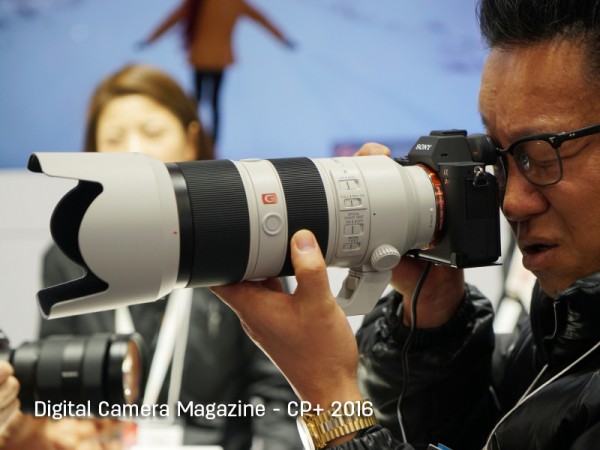 Visitors hands-on the feel of the new 70-200mm