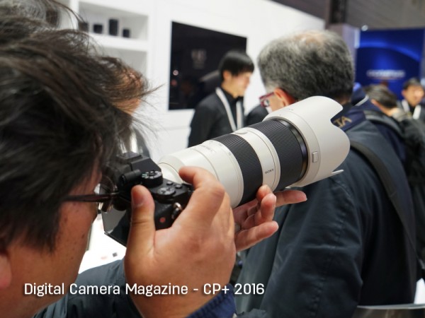 Visitors hands-on the feel of the new 70-200mm