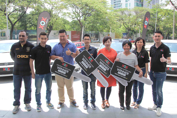 Head of ONEXOX, En. Bobie Farid Shamsuddin (left), XOX Mobile brand ambassador Dato’ Lee Chong Wei (2nd left) , XOX Bhd, Group Managing Director, Datuk Eddie Chai (right), Chief Financial Officer Sylvia Kong (2nd right) together with the winners of The Car Craze Campaign 2015.