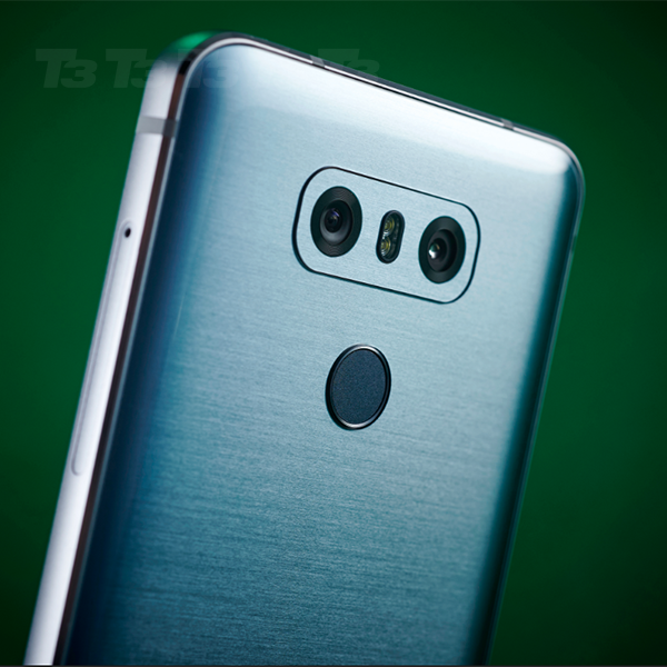 The rear cameras of the G6 work independently, with one giving you a wide-angle view and the other offering up a more standard shot