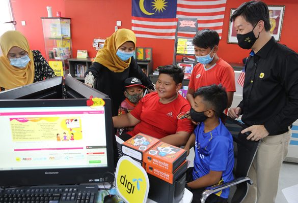Digi distributes micro:bits sets to 132 Pusat Internet to enable future skills learning